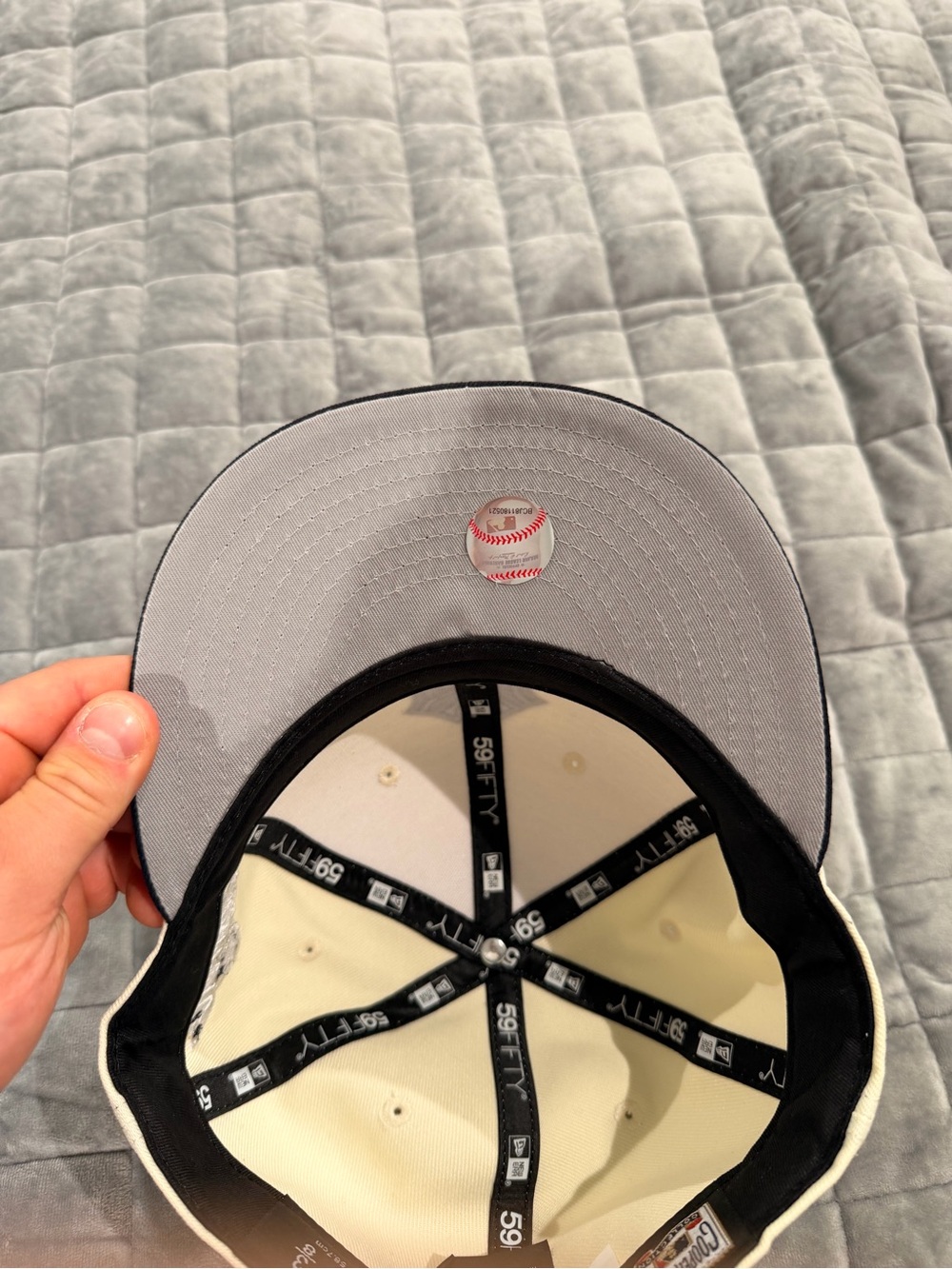 New Era Two-Tone New York Yankees Fitted Cap in Cream and Navy - Picture 3 of 5